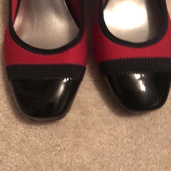 Anne Klein 8.5M Red and Black Wedge - Picture 3 of 11